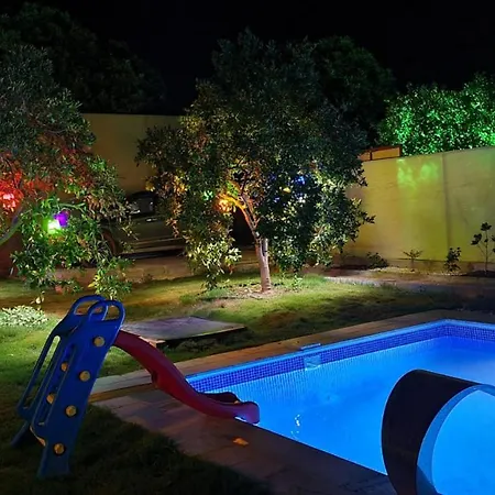 With Pool Jacuzzi And Backyard In Inlice *